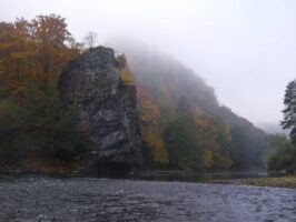rieka-na-jesen-zrucanina-hradu