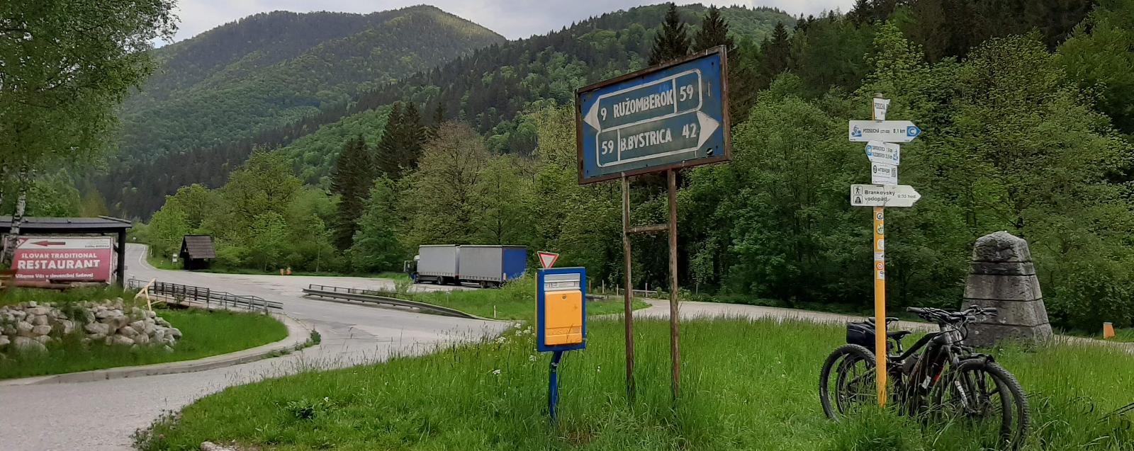 Odbočka z cesty E77 na Smrekovicu pri Vyšnom Matejkove - pod mostami preteká potok (2019)