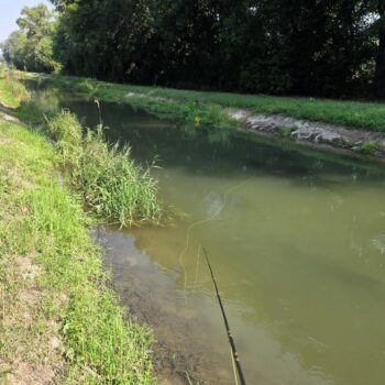 Občas je problém zísť k vode po šmykľavom brehu a podobrať rybu, teraz ale prišla voda za mnou